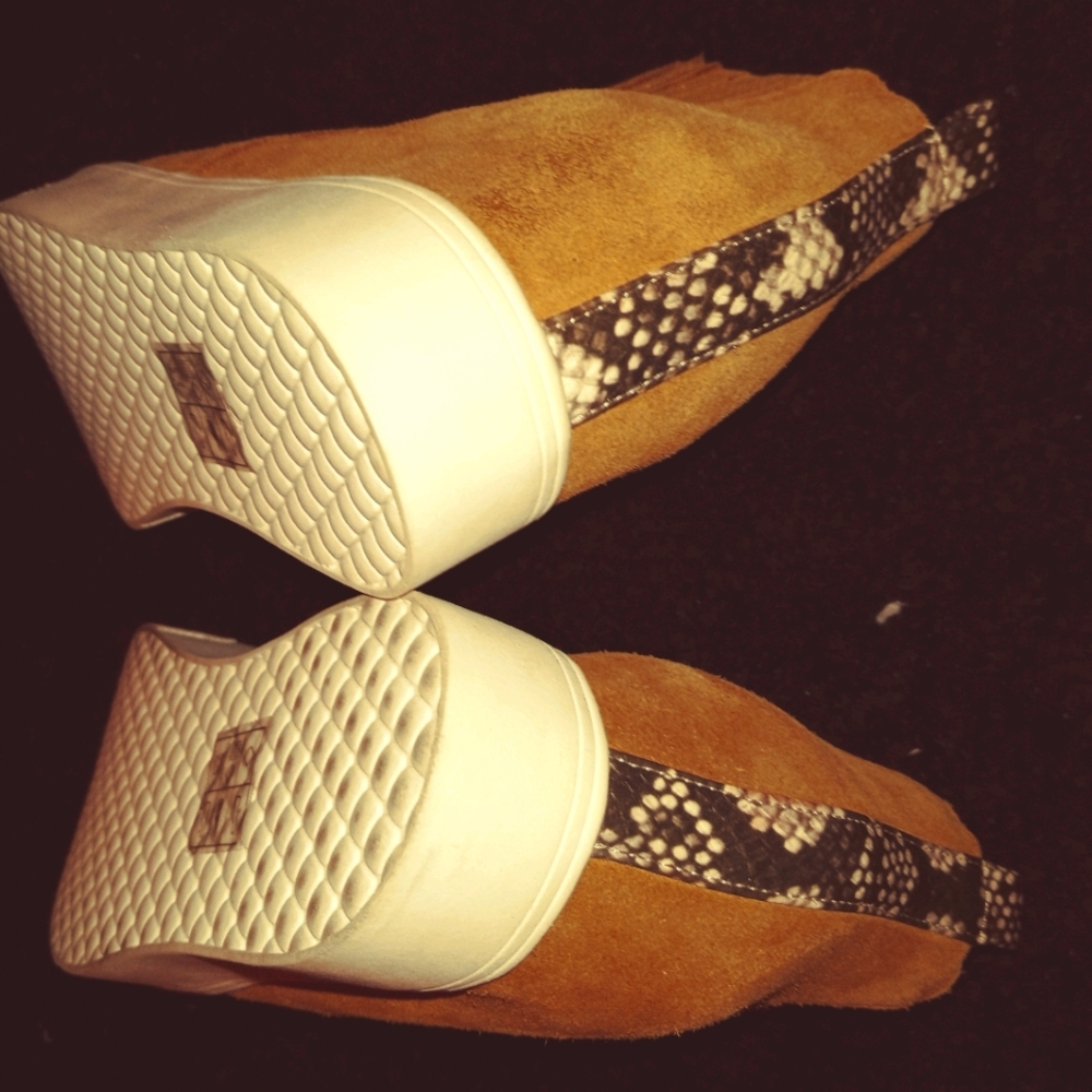 A woman size 7 Dolce Vita